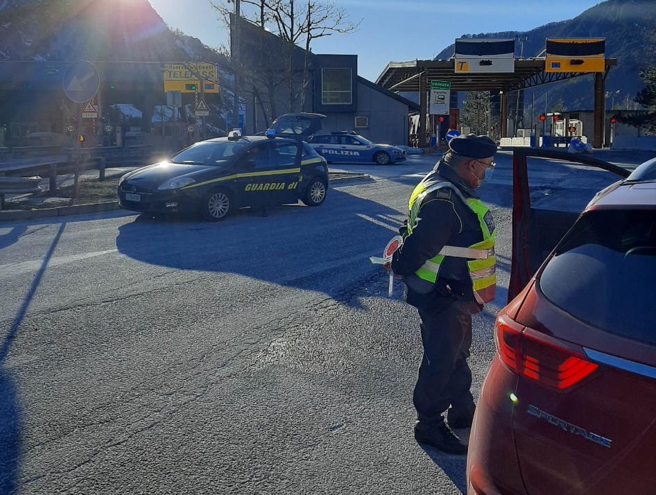 Immagine per Controlli a tappetto in autostrada tra Villesse e l'Austria, raffica di sanzioni per tir e furgoni